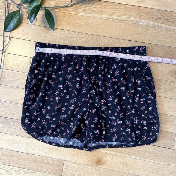 ⭐️2 FOR $20⭐️ Studio Floral Detail Shorts Size Small. EUC - Picture 8 of 9